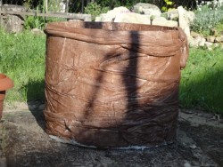 To donica zrobiona z kawałka szerokiej rury kanalizacyjnej ( nie ma dna)